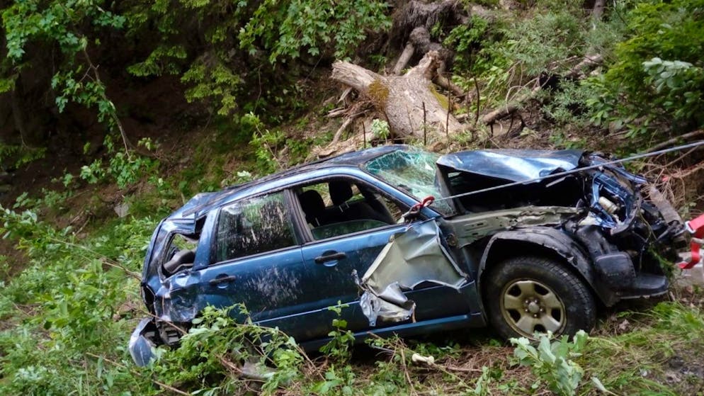 Auto Sturzt Bei Unfall In Graubunden Hundert Meter In Ein Tobel