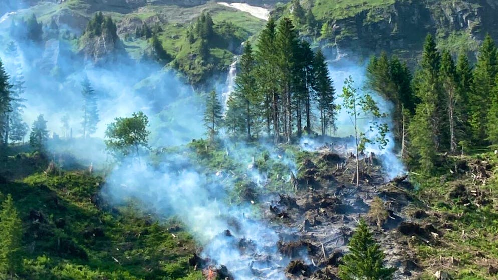 Auf dem Urnerboden hat ein Mottfeuer einen Flurbrand ausgelöst.