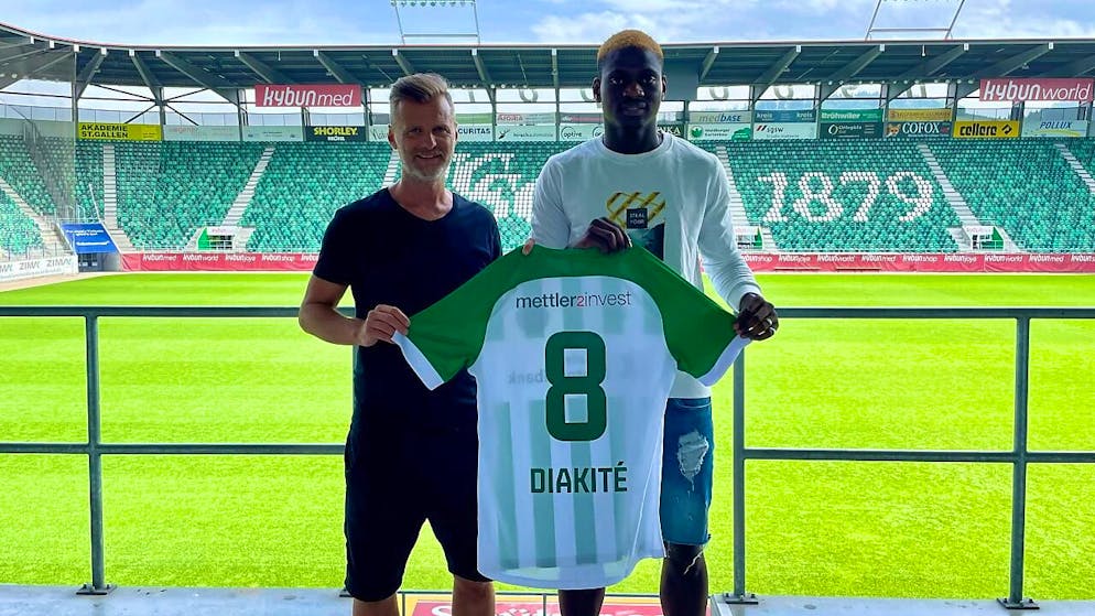 Ousmane Diakité an seiner neuen temporären Arbeitsstätte mit St. Gallens Sportchef Alain Sutter.