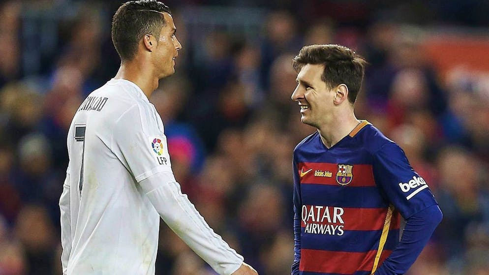 epa05241397 FC Barcelona's Argentinian striker Lionell Messi (R) and Real Madrid's Portuguese Cristiano Ronaldo during their Spanish Primera Division soccer match at Camp Nou stadium in Barcelona, northeasterm Spain, 02 April 2016. EPA/Alejandro Garcia