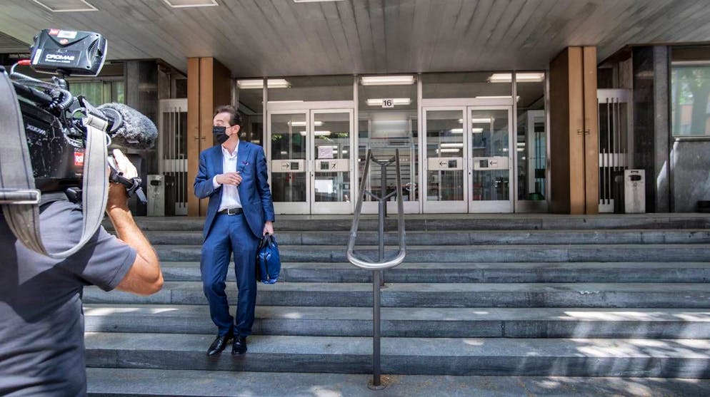 Il sindaco Marco Borradori esce da palazzo di giustizia