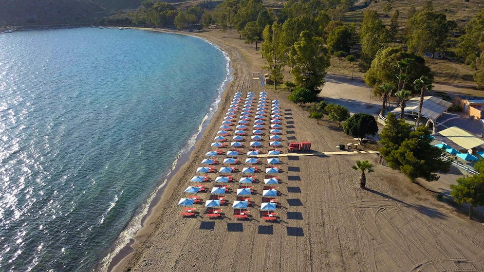 Der Strand in Karathona nahe Nafplio in Griechenland Mitte Mai 2021.