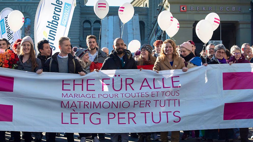 Demonstrierende an einer Kundgebung für die "Ehe für alle" in Bern. (Archivbild)