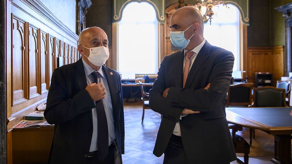 Bundesrat Ueli Maurer, links, und Bundesrat Alain Berset, rechts, sprechen waehrend der Sommersession der Eidgenoessischen Raete, am Mittwoch, 16. Juni 2021 im Vorzimmer des Nationalrats in Bern. (KEYSTONE/Anthony Anex)