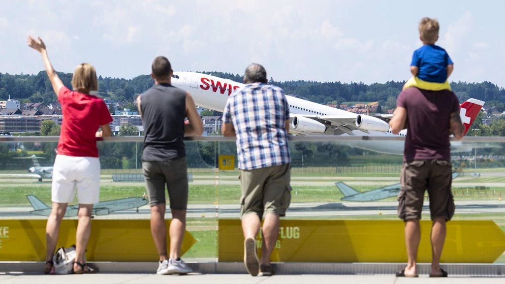 Zuschauer verfolgen den Start eines Flugzeugs auf dem Flughafen in Zuerich, aufgenommen am Sonntag, 15. Juli 2018. (KEYSTONE/Ennio Leanza)