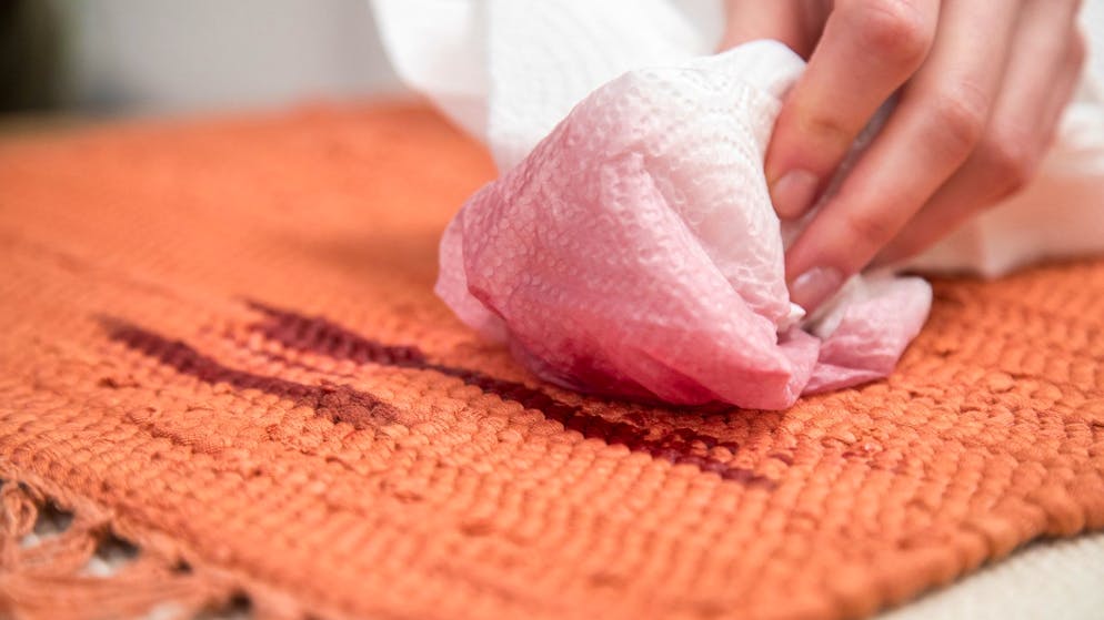 Mit einfachen Hausmitteln. 7 Tricks, wie du jeden Fleck aus deiner Kleidung bringst