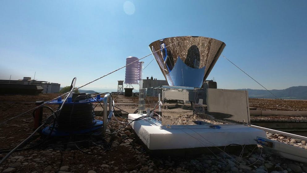 Auf dem Dach eines ETH-Gebäudes stellten die Forscher eine Pilot-Anlage ihrer Wasser-Ernte-Technologie auf. Damit gelang es ihnen, Wasser aus Luftfeuchtigkeit zu gewinnen. (Pressebild)