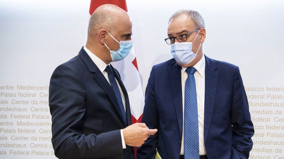 Bundespraesident Guy Parmelin, rechts, und Bundesrat Alain Berset aeussern sich an einer Medienkonferenz zu Covid 19 Massnahmen, am Mittwoch, 12. Mai 2021, in Bern. (KEYSTONE/Peter Schneider)