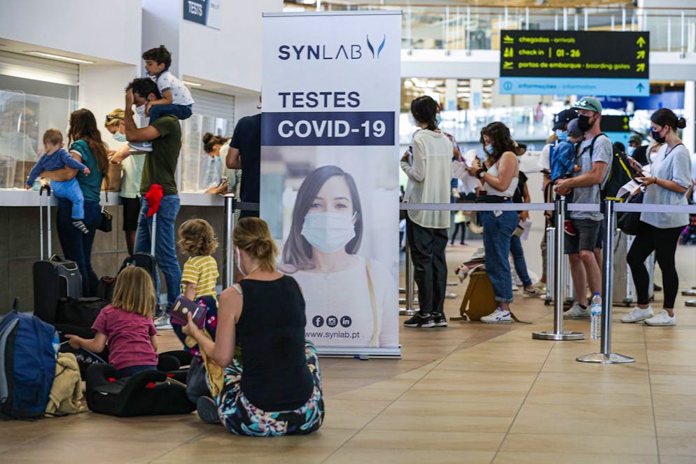 Des touristes dans un aéroport au Portugal, le 6 juin 2021. (archives)