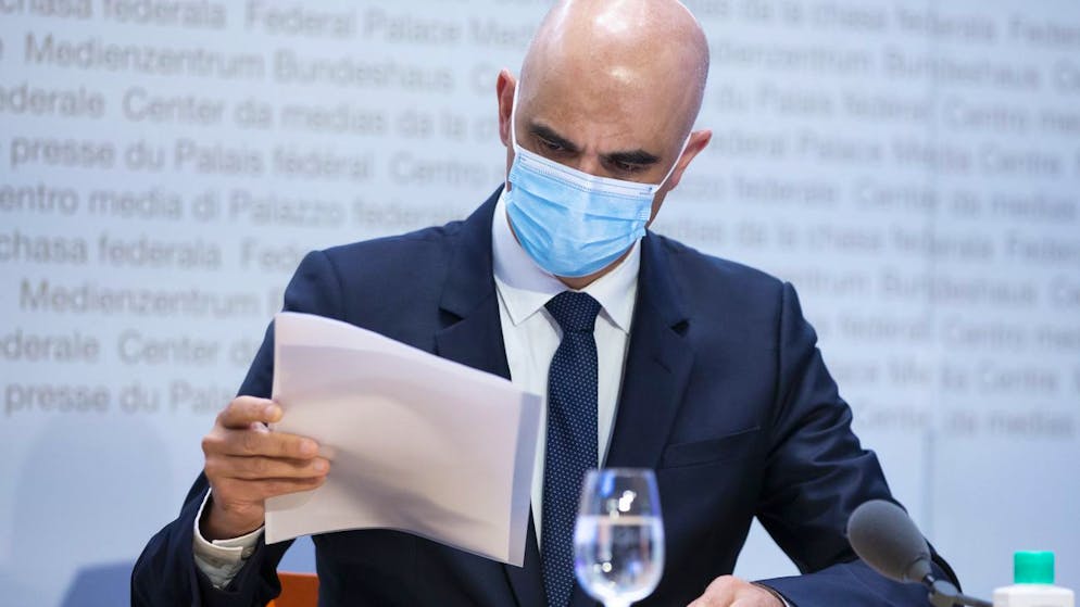 Bundesrat Alain Berset waehrend einer Medienkonferenz ueber die Ergebnisse der Vorlagen der Eidgenoessischen Abstimmung aus der Sicht des Bundesrats, am Sonntag, 13. Juni 2021 in Bern. (KEYSTONE/Peter Klaunzer)