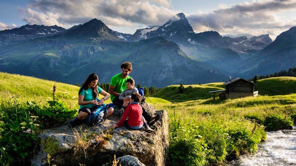 Oberhalb des Dörfchens Sur befindet sich die Alp Flix, die auch Schatzinsel der Artenvielfalt genannt wird.