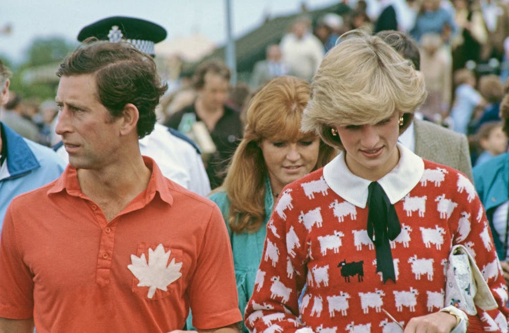 Diese Looks von Lady Di tragen wir jetzt rauf und runter. Diana, das schwarze Schaf in der Royal Family? Lange wurde über die Message hinter dem "Schäfli-Pulli" spekuliert. Schliesslich wusste Lady Di Mode als Sprachrohr einzusetzen. Das Kult-Stück wurde übrigens neu aufgelegt und man kann es für 340 CHF erwerben.