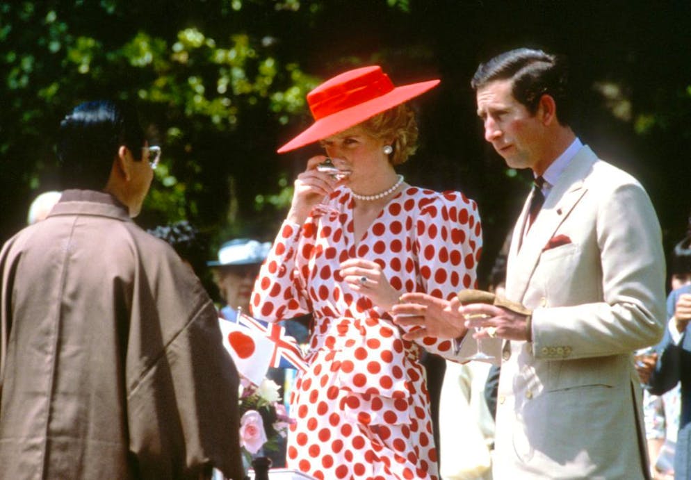 Diese Looks von Lady Di tragen wir jetzt rauf und runter. Polka Dots feiern 2021 ein fulminantes Comeback. Durch Lady Di, die auf Punkte in allen möglichen Farbvarianten setzte, ist das Muster heute ein Klassiker. Auf der königlichen Tour durch Japan 1986 liess sie es modisch in einem Kleid mit roten Punkten krachen.