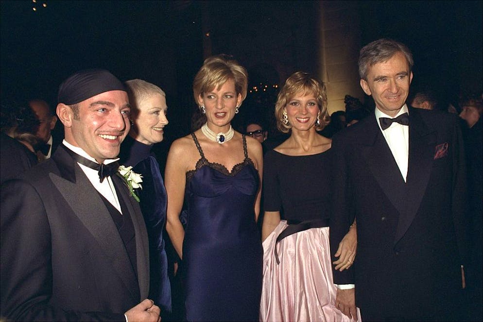 Diese Looks von Lady Di tragen wir jetzt rauf und runter. 2021 stehen die 90er hoch im Kurs und damit auch das Slip Dress. Anlässlich der MET Gala erschien Diana im seidenen, spitzenbesetzten Slip Dress von Dior und bewies, dass das Trägerkleidchen ein durchaus elegantes Piece ist.