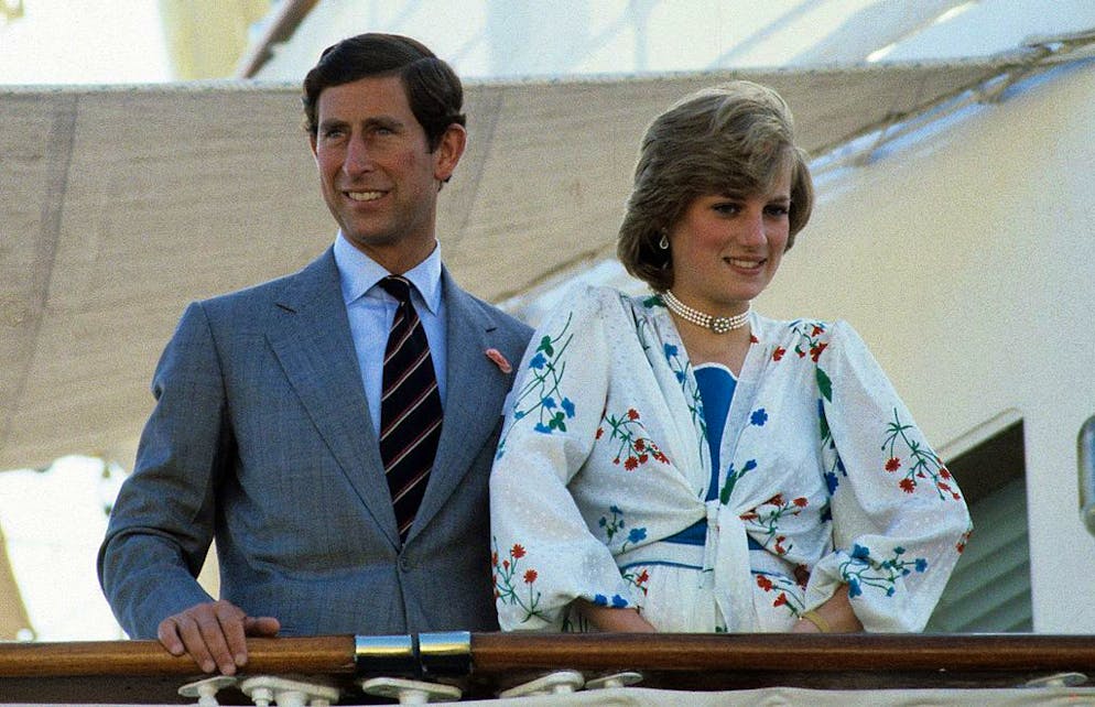 Diese Looks von Lady Di tragen wir jetzt rauf und runter. Während ihrer Flitterwochen mit Charles auf der königlichen Yacht trug die Prinzessin der Herzen 1981 in Gibraltar ein seidenes Kleid mit Puffärmeln von Donald Campbell. Ob Puffärmel, Keulenärmel oder Trompetenärmel – auch diese Saison fahren wir auf Statement-Ärmel ab.