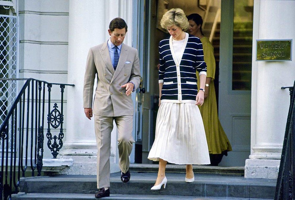 Diese Looks von Lady Di tragen wir jetzt rauf und runter. Der Breton-Pulli ist 2021 ein gern getragener Klassiker, wie man gerade auf Social Media nicht übersehen kann. 1989 trug Lady Di einen gestreiften Cardigan über einem weissen Plissee-Jupe. Ein Look, der ins Hier und Jetzt katapultiert werden könnte. 