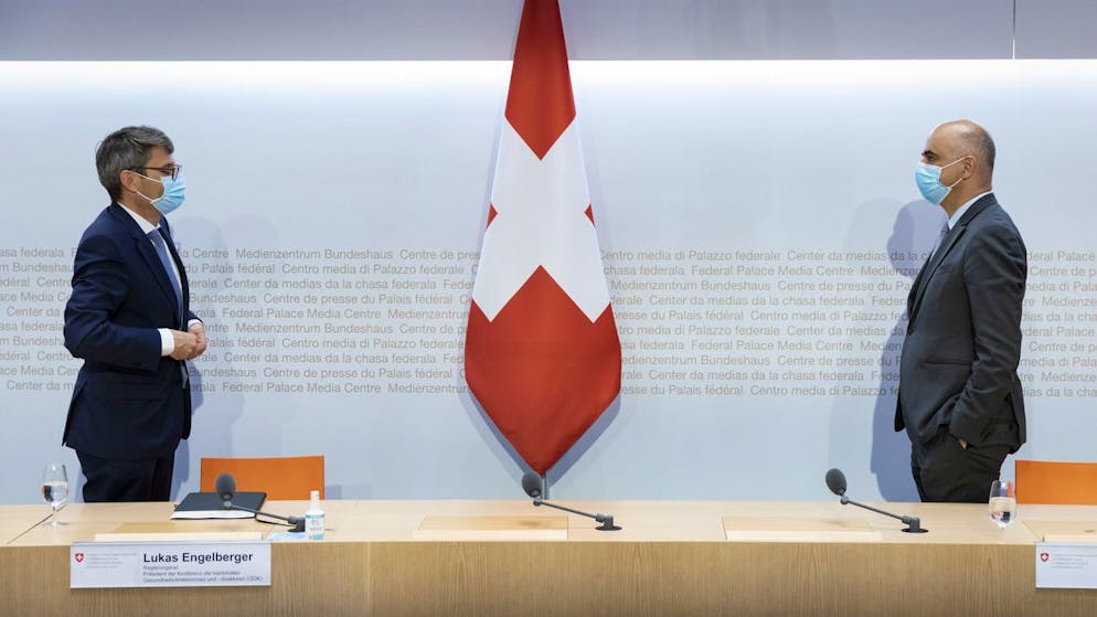 Bundesrat Alain Berset, rechts, und Lukas Engelberger, Praesident der Konferenz der kantonalen Gesundheitsdirektorinnen und -direktoren (GDK), diskutieren am Ende einer Medienkonferenz zur aktuellen Situation der Coronavirus-Pandemie, am Donnerstag 24. Juni 2021, in Bern. (KEYSTONE/Peter Klaunzer)