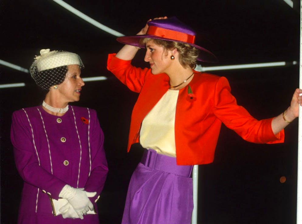 Diese Looks von Lady Di tragen wir jetzt rauf und runter. Auch Color-Blocking, was für damalige Zeiten doch recht gewagt war, war für die «Princess of Wales» kein Fremdwort. Bei ihrem Staatsbesuch in Hongkong 1989 kombinierte sie gekonnt Rot und Violett und riss alle Blicke auf sich. Bis heute eines ihrer memorabelsten Outfits. Genau 30 Jahre später machte ihr Meghan Markle diese Farbkombi nach.