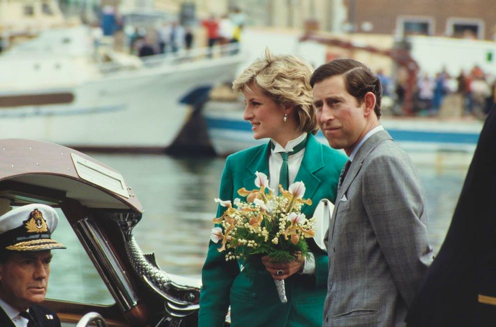 Diese Looks von Lady Di tragen wir jetzt rauf und runter. Bruch mit den Stereotypen: Bei einem Besuch in Livorno trug sie im April 1985 einen tannenbaumgrünen Blazer und sorgte dank Krawatte als Accessoire für Aufsehen. Immer wieder brach sie die Etikette, indem sie Männerkleidung bei Frauen populär machte. 