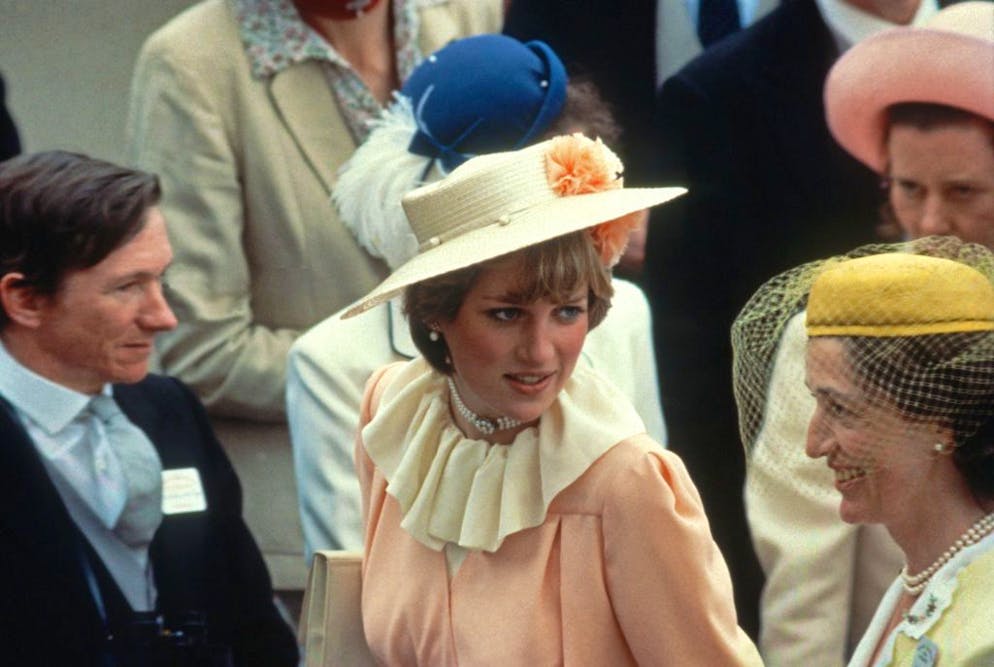 Diese Looks von Lady Di tragen wir jetzt rauf und runter. Immer wieder präsentierte Lady Diana ihren unverkennbaren Stil, zu dem definitiv auch grosse Krägen gehörten. Einen Monat vor ihrer Hochzeit mit Prinz Charles, trug sie zu ihrem ersten Royal Ascot 1981 dieses Apricot-farbene Kleid mit Volants besetztem Kragen. Mit dem 80s Revival, lassen wir uns beim Thema Kragen gerne von ihren royalen Looks inspirieren. Das Repertoire ist gross.