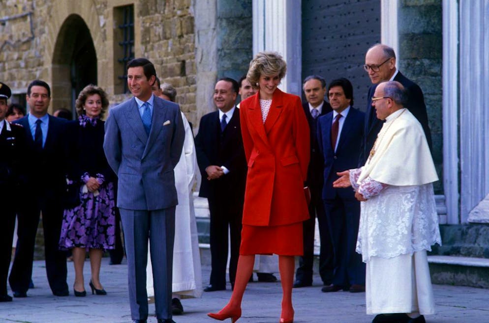 Diese Looks von Lady Di tragen wir jetzt rauf und runter. Mir roten Strumpfhosen schuf Lady Di einen gewagten Monochrome-Look als sie im April 1985 mit Prince Charles eine restaurierte Kirche in Florenz besuchte. 