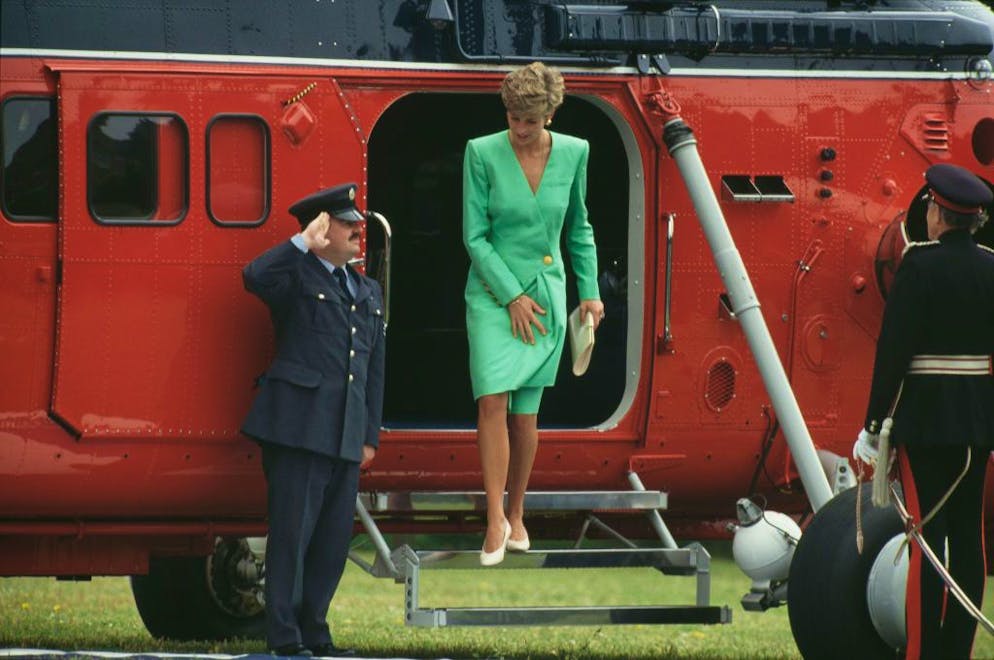 Diese Looks von Lady Di tragen wir jetzt rauf und runter. <a href="https://www.bluewin.ch/de/leben/stil/der-blazer-hat-gerade-gruene-welle-733402.html">Grüne Blazer</a> sind 2021 angesagt. Diana ritt die grüne Welle schon in den 80ern und 90ern. So trug sie 1991 in Dorchester ein grünes Blazerkleid von Catherine Walker. 