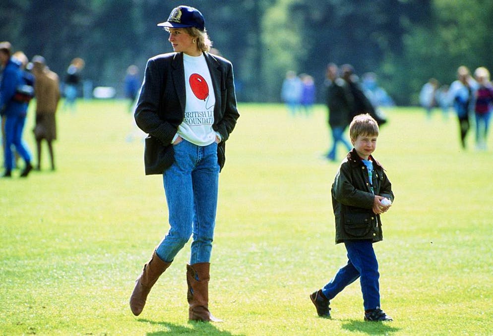Diese Looks von Lady Di tragen wir jetzt rauf und runter. Hach, wir lieben diesen zeitlosen Casual Look, den lady Di 1988 im Guards Polo Club trug. Sweatshirt und Baseball Cap sorgen in Kombination mit dem Blazer für den perfekten Stilbruch und die Jeans in cognacfarbenen Lederstiefeln gesteckt, runden den lässigen Look ab. Und genau so würden wir den Style auch 2021 tragen.