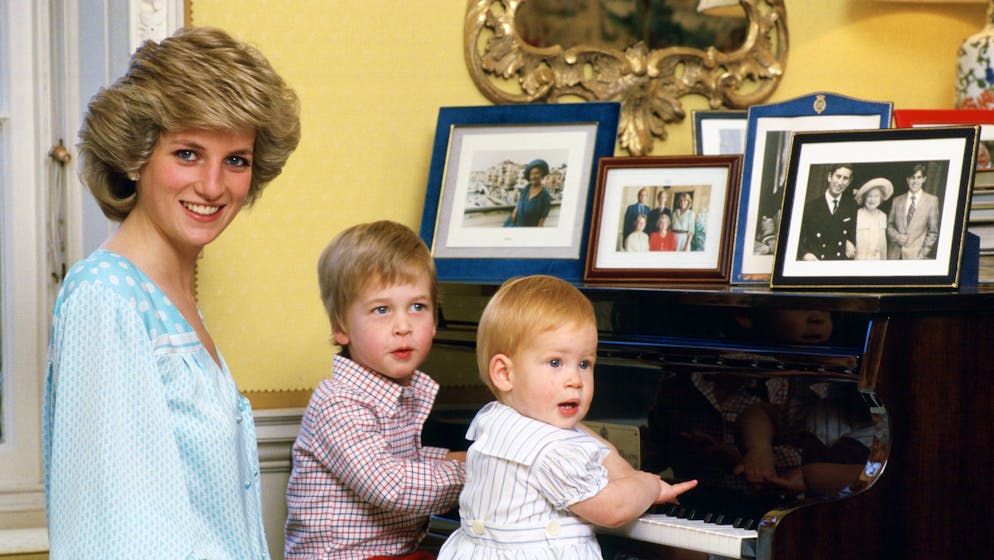 Diana im Oktober 1985 mit ihren Söhnen William (Mitte) und Harry am Klavier im Kensington Palace.