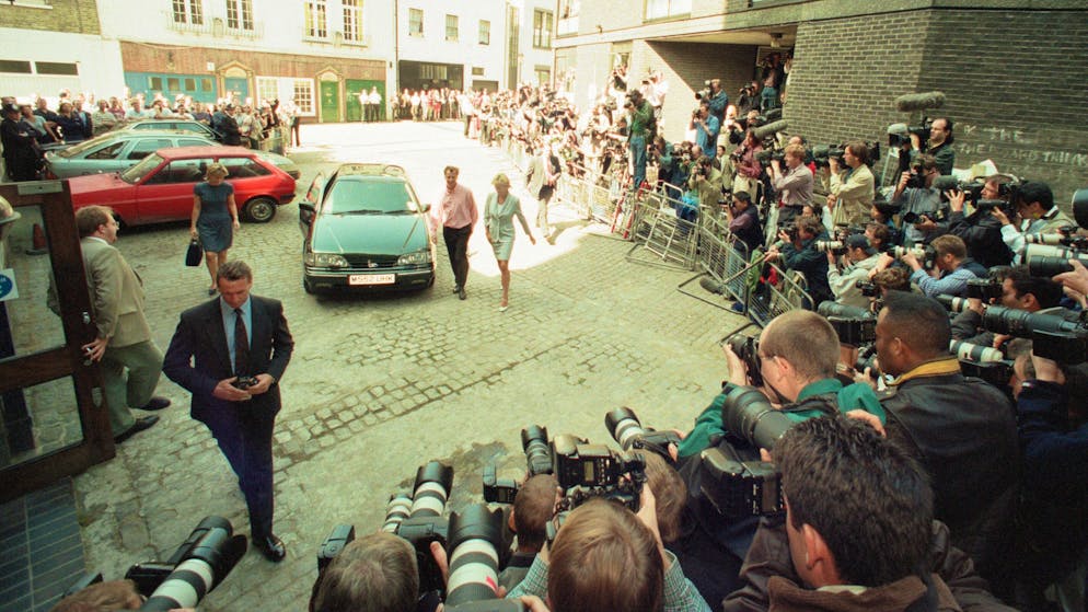 Der tödliche Unfall von Lady Diana während der Verfolgung durch Paparazzi war der schreckliche Tiefpunkt einer unverschämten Jagd nach Promi-Fotos: Die Prinzessin 1997 unterwegs in der Öffentlichkeit in London.