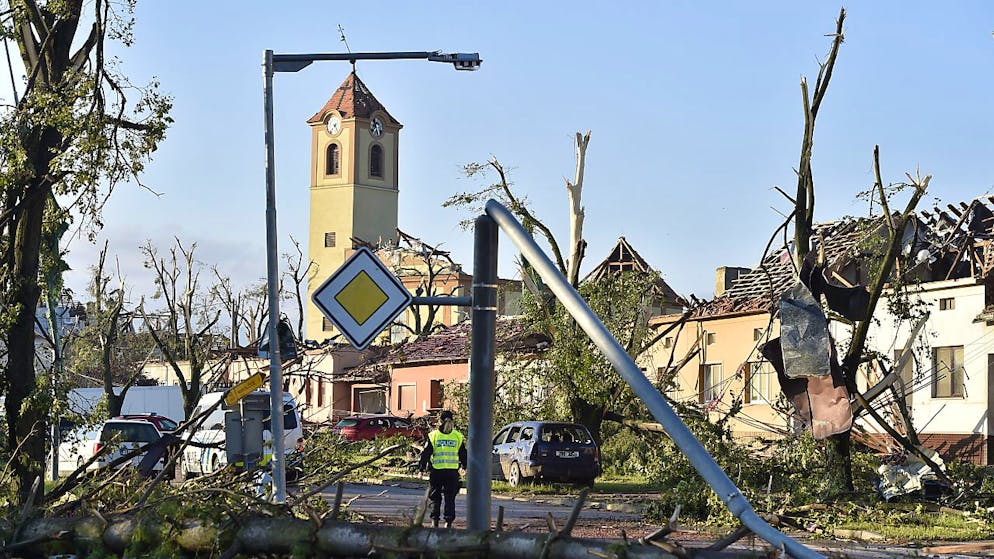 Il tornado ha seminato distruzione, come ad esempio nel villaggio di Moravska Nova Ves, nel distretto di Hodonin.
