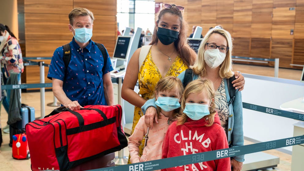 Ab in die Ferien: Aber auch für Kinder gilt im Flugzeug die Maskenpflicht.