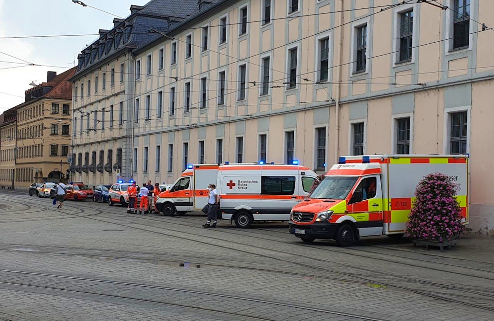 25.06.2021, Bayern, Würzburg: Rettungswagen sind in der Nähe des Tatorts zu sehen. Bei einer Messerattacke in der Würzburger Innenstadt sind am Freitag mehrere Menschen getötet worden. Weitere Personen wurden verletzt, wie die Polizei mitteilte. Foto: Carolin Gißibl/dpa +++ dpa-Bildfunk +++ (KEYSTONE/DPA/Carolin Gißibl)