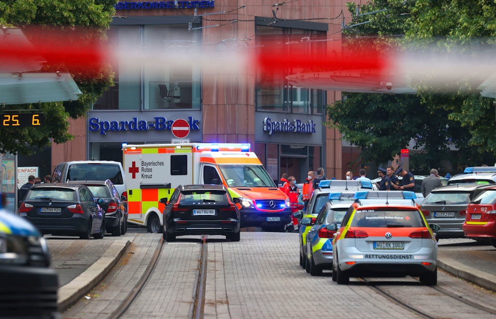 25.06.2021, Bayern, Würzburg: Polizisten und Rettungskräfte stehen in der Innenstadt. In Würzburg hat ein Mann wahllos Menschen mit einem Messer attackiert. Nach Informationen der Deutschen Presse-Agentur sind drei Personen getötet und fünf verletzt worden. Foto: Karl-Josef Hildenbrand/dpa +++ dpa-Bildfunk +++ (KEYSTONE/DPA/Karl-Josef Hildenbrand)