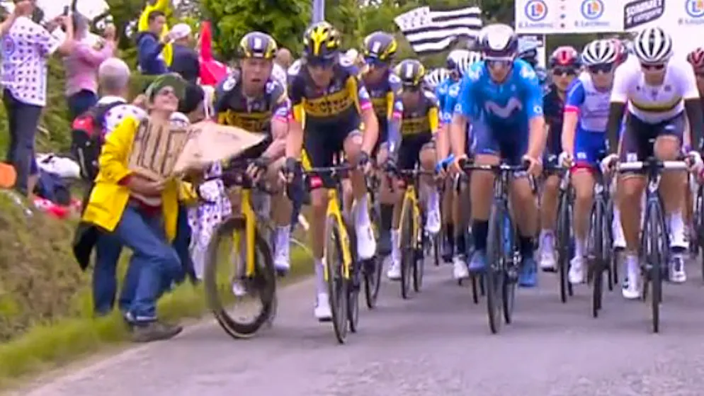Halbes Feld am Boden. Fan löst an der Tour de France mit Schild üblen Massensturz aus