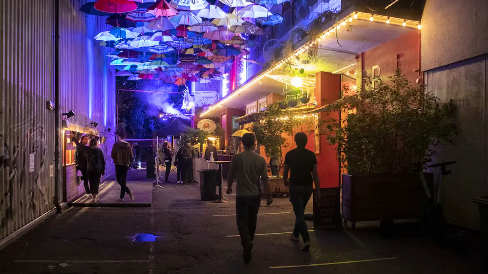 «Rein ökonomisch ist die Clubkultur in Zürich auf zwei Ebenen interessant: Erstens als Teil der Kreativwirtschaft und Zweitens aus Sicht des Standortmarketings»: Philipp Meier. Das Bild zeigt den Eingangsbereich des Club Hive an der Geroldstrasse in Zürich.