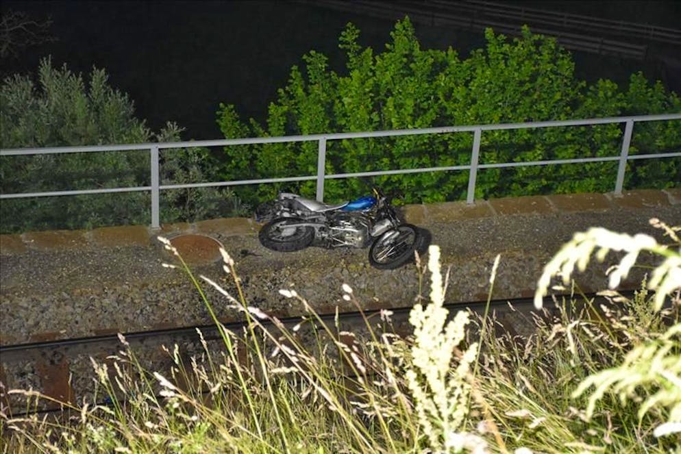 La moto accanto ai binari