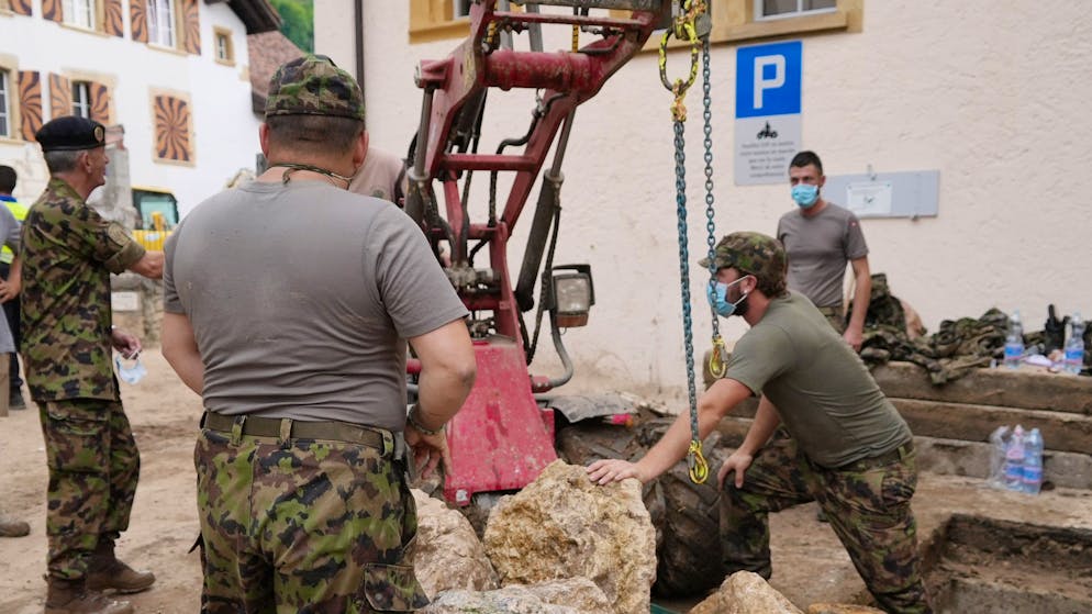 Einsatzkraefte der Schweizer Armee helfen am Sonntag, 27. Juni 2021 bei den Aufraeumarbeiten in Cressier, NE, wo auf der Nacht zu 23. Juni ein Unwetter schwere Ueberschwemmungen und Schaeden verursacht hat. (KEYSTONE/Adrian Reusser)