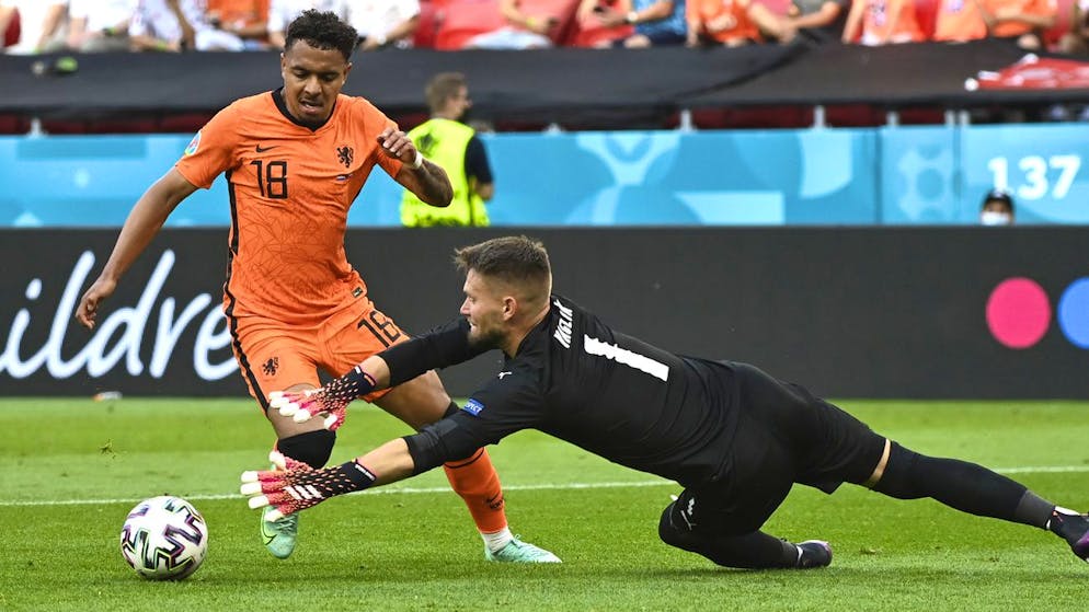 Donyell Malen of the Netherlands, left, challenges for the ball with Czech Republic's goalkeeper Tomas Vaclik during the Euro 2020 soccer championship round of 16 match between the Netherlands and Czech Republic at the Puskas Arena in Budapest, Hungary, Sunday, June 27, 2021. (Attila Kisbenedek/Pool via AP)