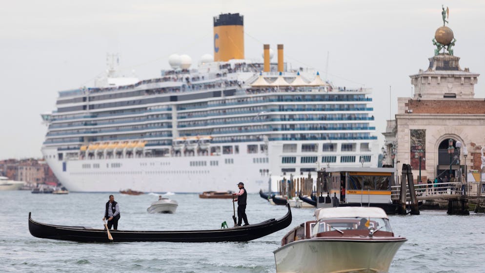 Ein Kreuzfahrtschiff auf dem Canale de la Giudecca in Venedig.
