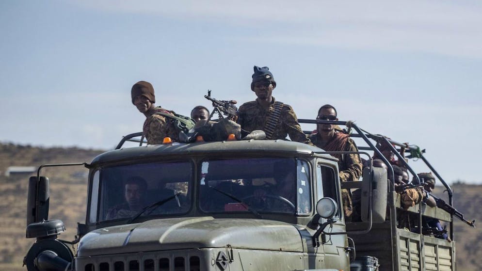 Militari etiopi su una strada a nord di Mekele, nella regione del Tigré (foto d'archivio dell'8 maggio 2021)