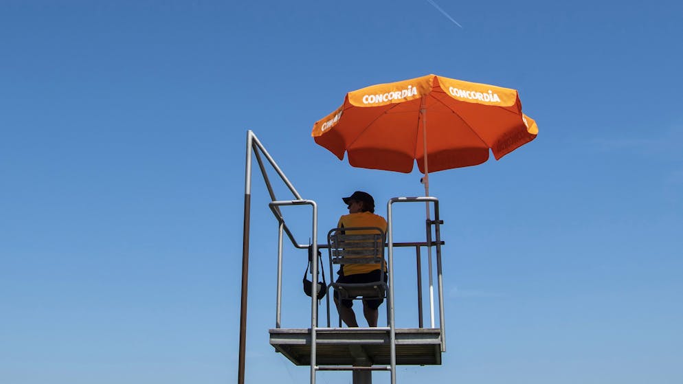 Ein Bademeister sichtet die Besucher im Strandbad Mythenquai, aufgenommen am Mittwoch, 26. Juni 2019 in Zuerich. (KEYSTONE/Ennio Leanza)
