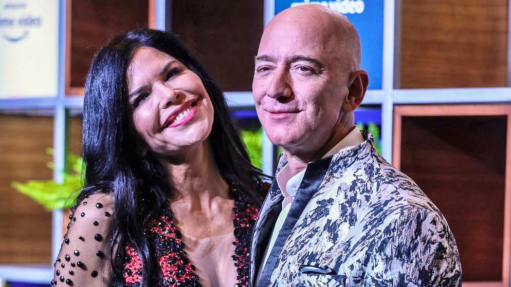 Jeff Bezos, Gründer und Chef von Amazon, mit seiner neuen Partnerin, der amerikanischen TV-News-Frau Lauren Sanchez, bei einem Termin in Mumbai, Indien, am 16. Januar 2020.