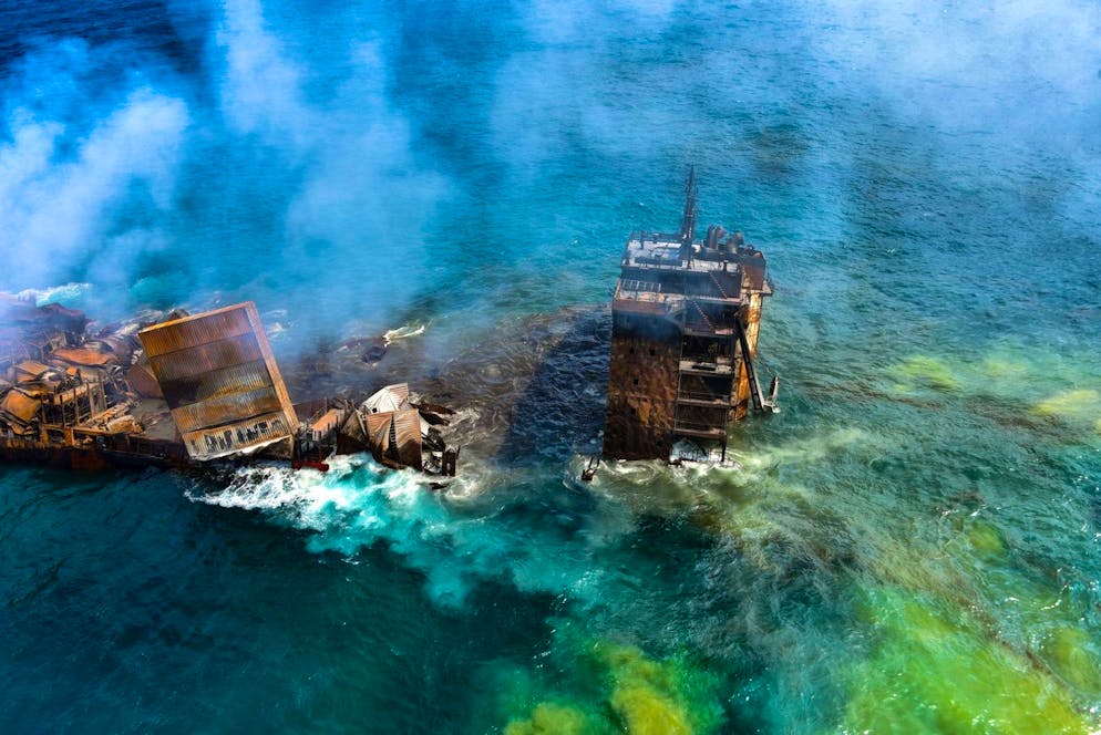 Une photo mise à disposition par les médias de l'armée de l'air sri-lankaise montre l'incendie éviscéré et paralysé du cargo porte-conteneurs immatriculé à Singapour, le MV X-Press Pearl, sur les 9 milles marins au nord-ouest du port de Colombo à Colombo, Sri Lanka, 02 juin 2021 .