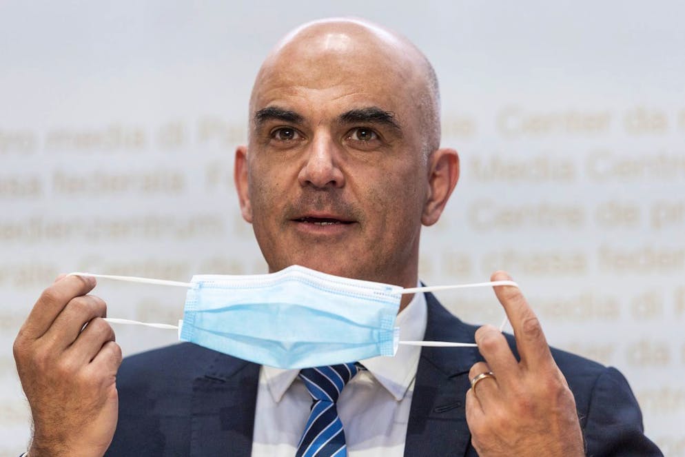 Bundesrat Alain Berset zieht gemaess den aktualisierten Richtlinien die Maske aus, bevor er im Anschluss an die Bundesratssitzung die neusten Massnahmen zur Bewaeltigung der Krise um die Pandemie des Coronavirus COVID-19 erlaeutert, am Mittwoch, 30. Juni 2021 in Bern. (KEYSTONE/Alessandro della Valle)