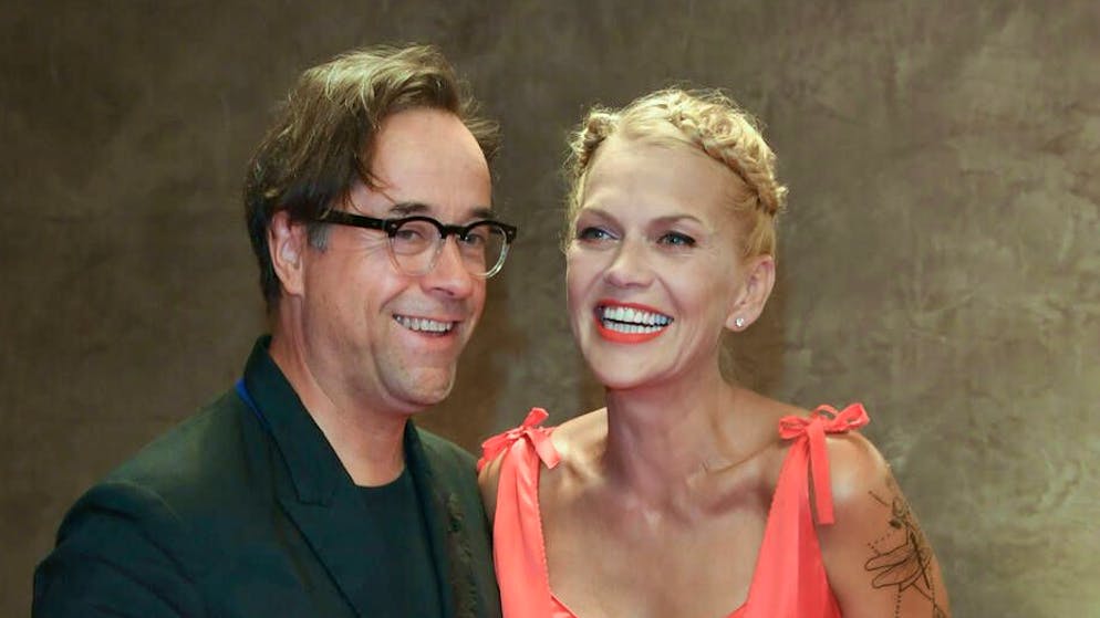 «Wir haben ein Bad, aber wir haben tatsächlich zwei Waschbecken»: Anna Loos und Jan Josef Liefers.