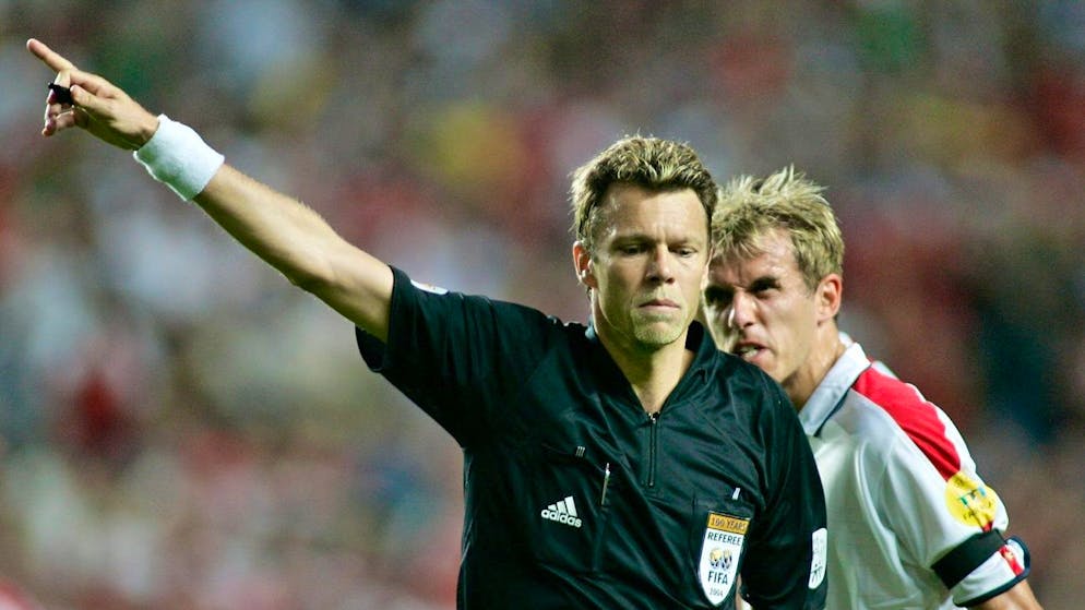 England's Phil Neville (R) argues with Swiss referee Urs Meier (L) during the quarterfinal match between Portugal and England as part of the European Soccer Championship at the Stadium of Light in Lisbon, Portugal, Thursday 24 June 2004. Portugal defeated England 6-5 after penalty shootout to advance to the semifinals of the Euro2004, which will end on July 04. EPA/ANTONIO SIMOES +++ NO MOBILE APPLICATIONS +++