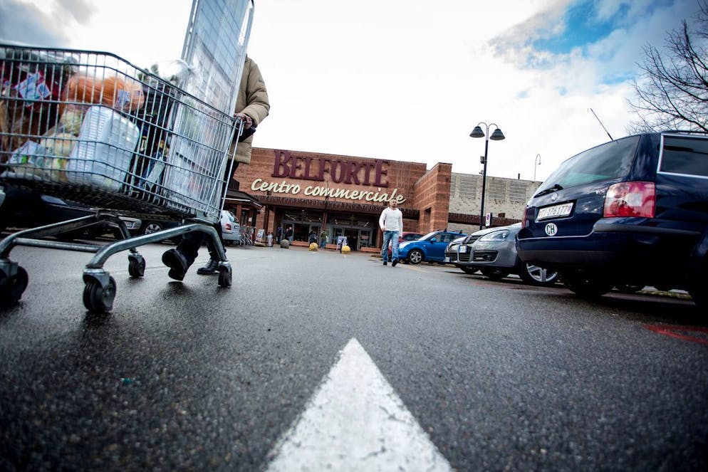 Einkaufstouristen kaufen im italienischen Supermarkt Belforte in Varese ein, am Samstag, 17. Januar 2015. Nach der Aufhebung des Euro-Mindestkurses durch die Schweizerische Nationalbank (SNB) und dem Fall des Eurokurses nutzen viele Schweizer Shopping-Touristen die Moeglichkeit, im nahen Ausland Schnaeppchen zu machen. (KEYSTONE/Ti-Press/Pablo Gianinazzi).