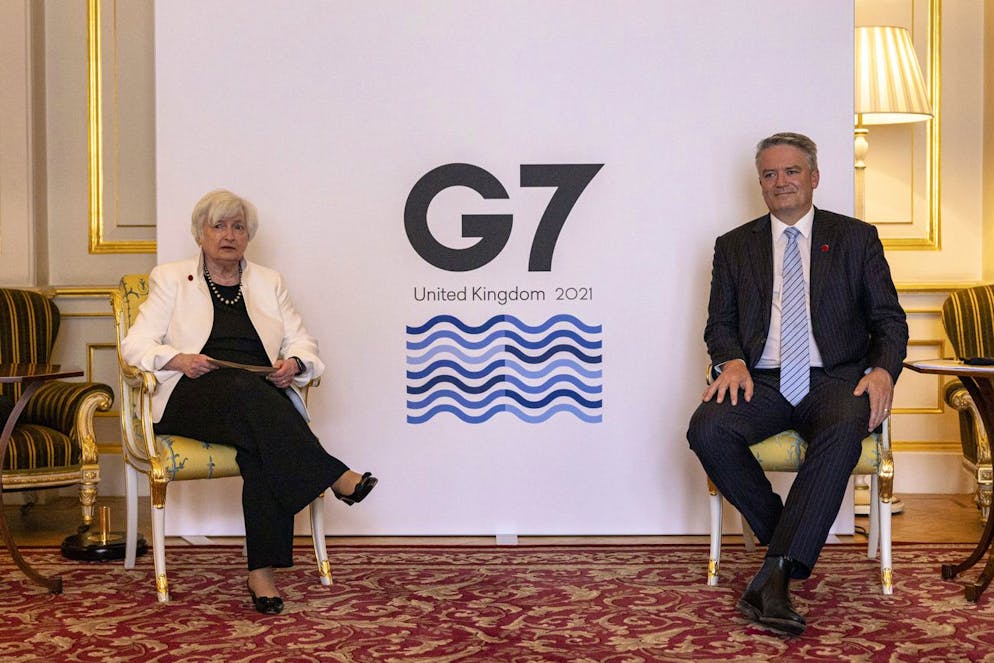 La secrétaire américaine au Trésor Janet Yellen, à gauche, avec le secrétaire général de l'Organisation de coopération et de développement économiques (OCDE) Mathias Cormann lors de leur réunion, alors que les ministres des Finances des pays du G7 se réunissent à Lancaster House à Londres, le samedi 5 juin.
