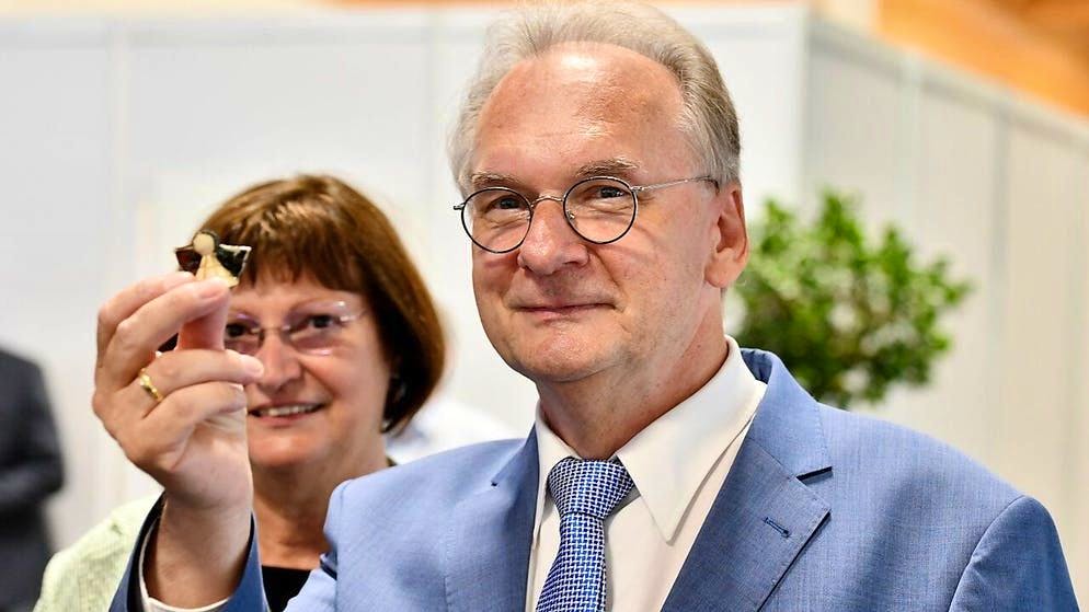 Il primo ministro in carica della Sassonia-Anhalt Reiner Haseloff (CDU) mostra un portafortuna. Secondo le prime previsioni, sta emergendo una netta vittoria della Democrazia Cristiana al potere. L'elezione è considerata un importante test di umore prima delle elezioni federali di settembre. Foto: Frank May / dpa-Zentralbild / dpa