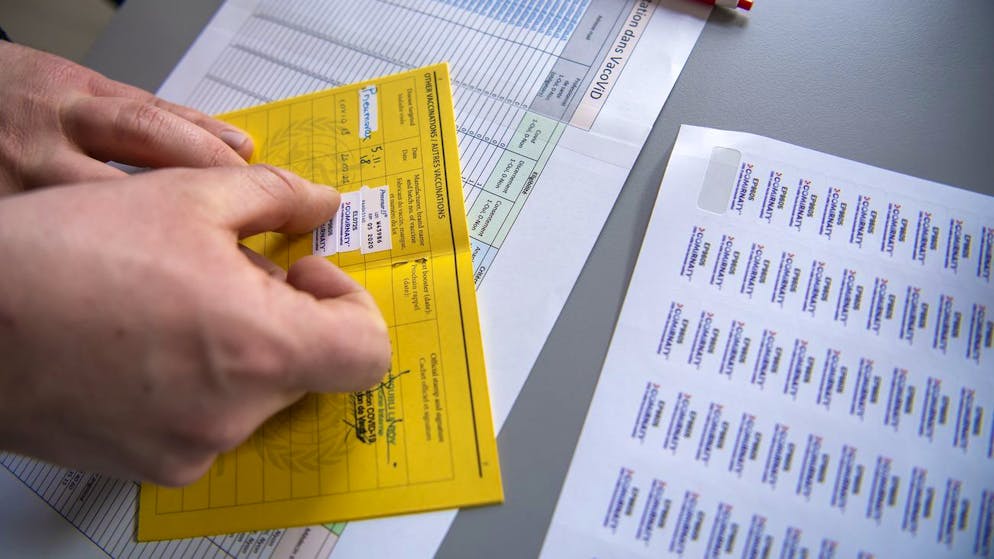 Wer zweifach gegen Corona geimpft ist, bekommt nicht nur einen Eintrag in seinen Impfpass, er wird bald auch das Covid-Zertifikat ausgestellt bekommen.